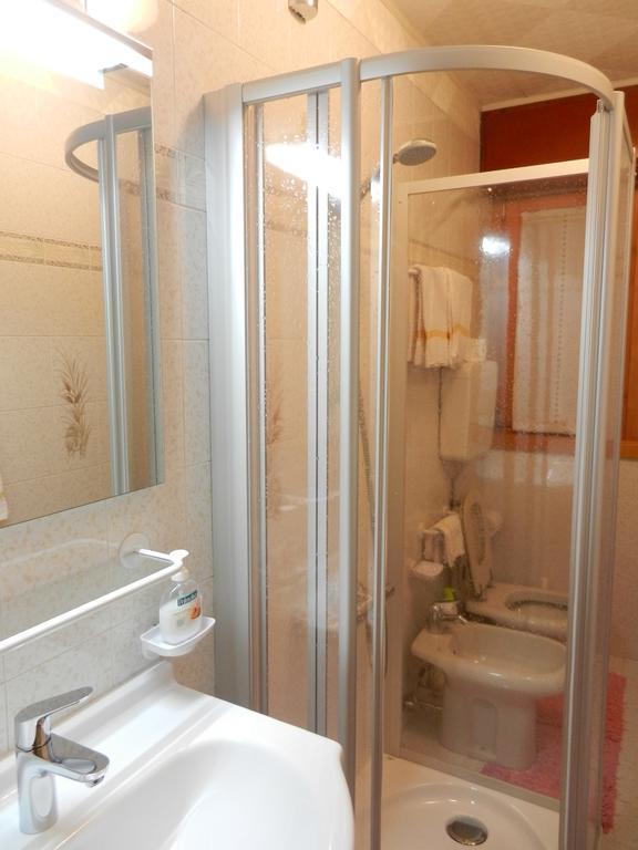 Casa Elda Apartment Isolaccia Ruang foto
